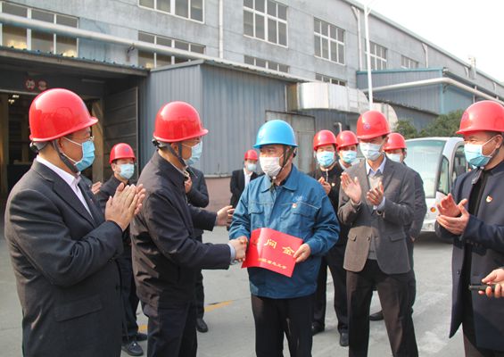 省人大常委會(huì)副主任、省總工會(huì)主席史濟(jì)錫蒞臨公司開展“三服務(wù)”活動(dòng)